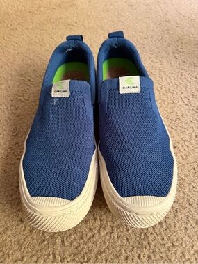 Cariuma Slip On sneakers in Cobalt Blue